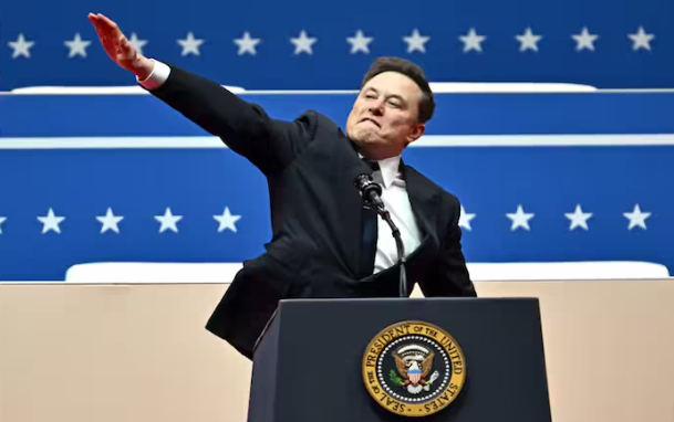 El gesto de mano de Elon Musk desata polémica: La explicación del ataque "Todos son Hitler"